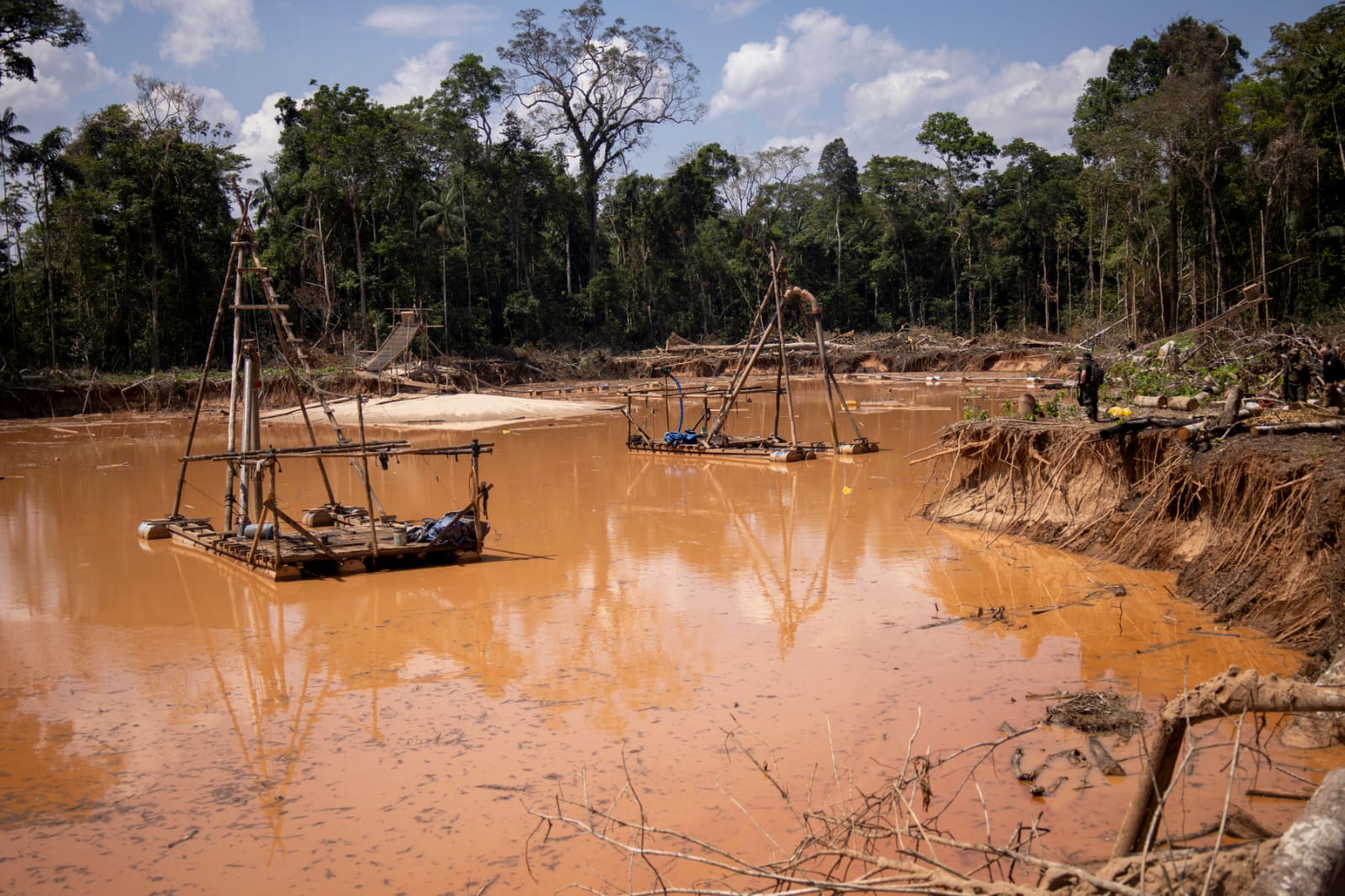 Perú: más de 200 operativos en el año en Madre de Dios no logran frenar el avance de la minería ilegal en Tambopata
